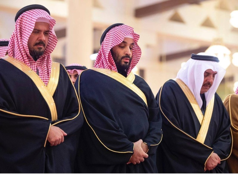 خادم الحرمين الشريفين يؤدي صلاة الميت على الأمير بندر بن محمد