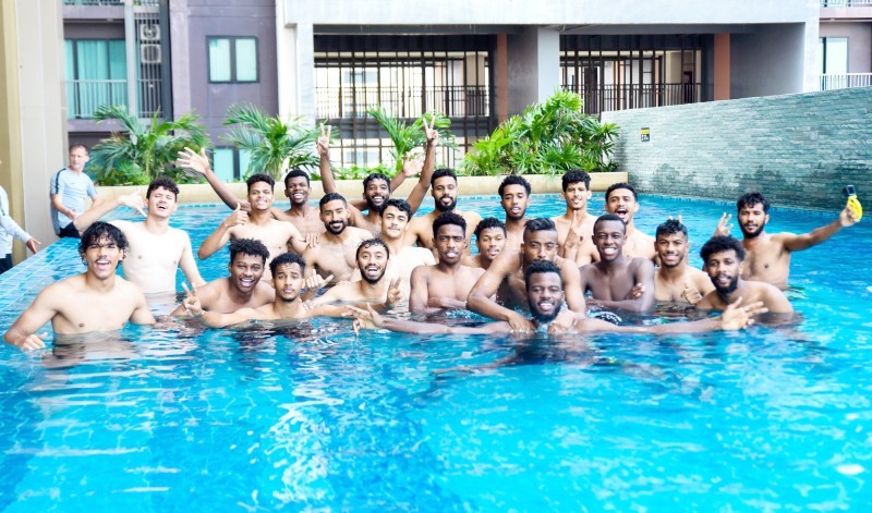 



لاعبو المنتخب السعودي أثناء تفكيك عضلاتهم في المسبح بمقر إقامتهم في تايلاند.