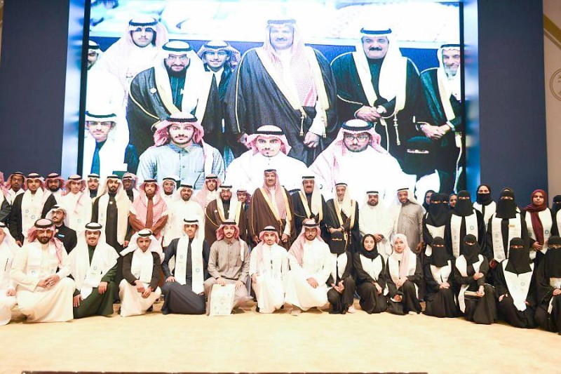 



 الأمير فيصل بن سلمان في لقطة جماعية مع سفراء الوسطية.
