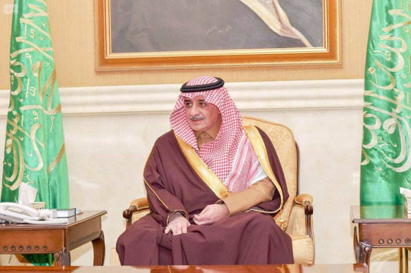 



الأمير فهد بن سلطان خلال الجلسة الأسبوعية.