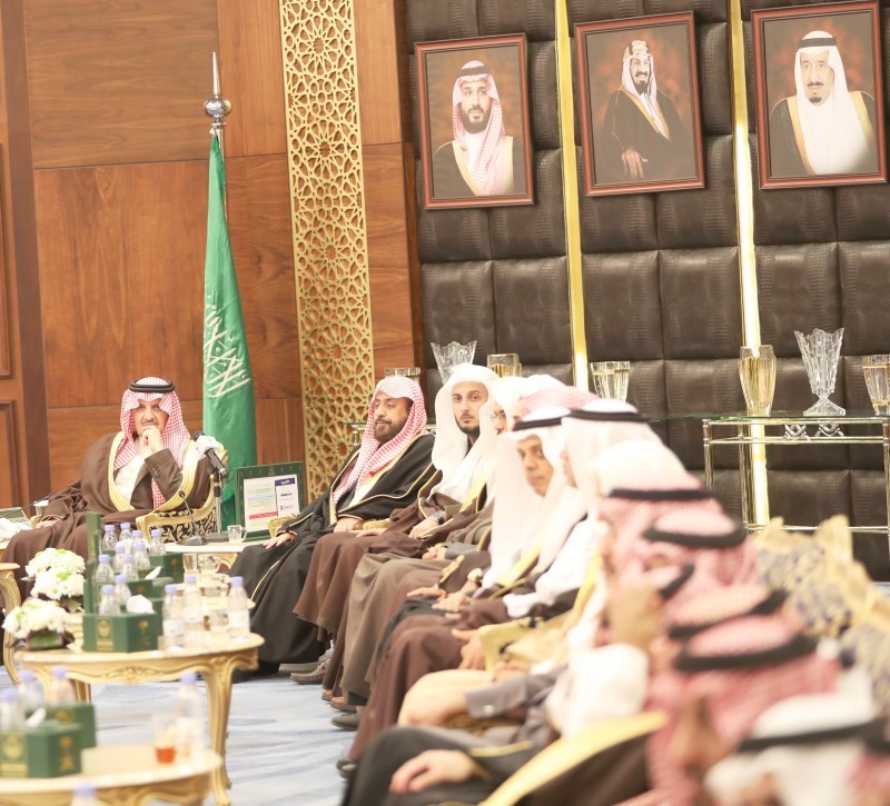 



الأمير سعود بن نايف مستقبلا منسوبي شركة مطارات الدمام بمجلس الإثنينية الأسبوعي.