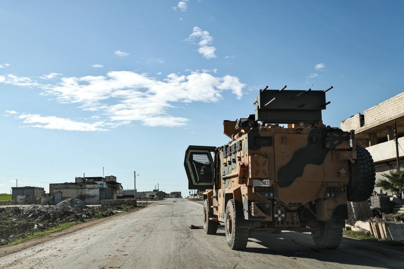 مركبات عسكرية تركية عند نقطة مراقبة على المشارف الشرقية لبلدة سراقب. (وكالات)