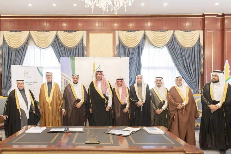 



الأمير فيصل بن سلمان خلال توقيع مشروع مبنى الصدقة الجارية.