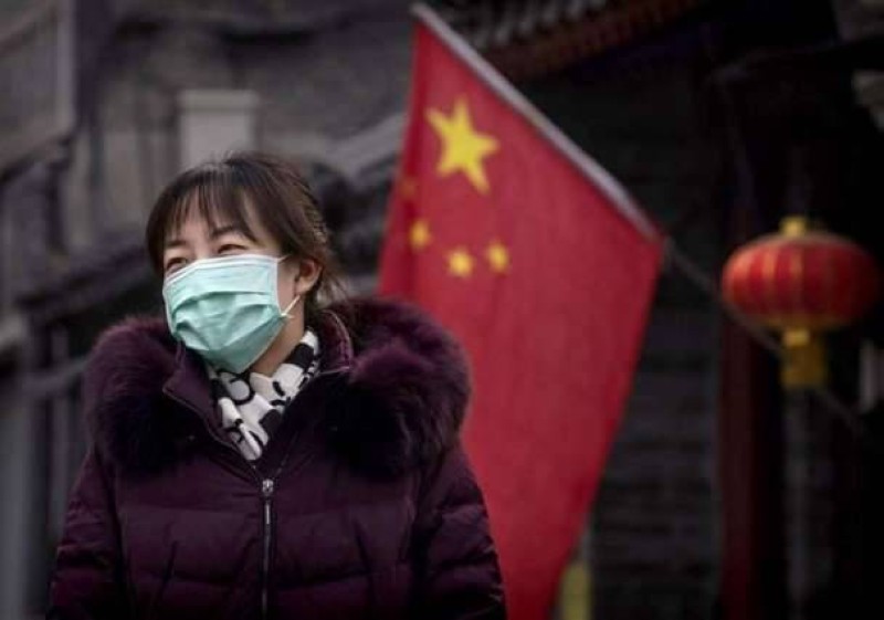 صينية تضع كمامة للوقاية من فيروس كورونا المستجد