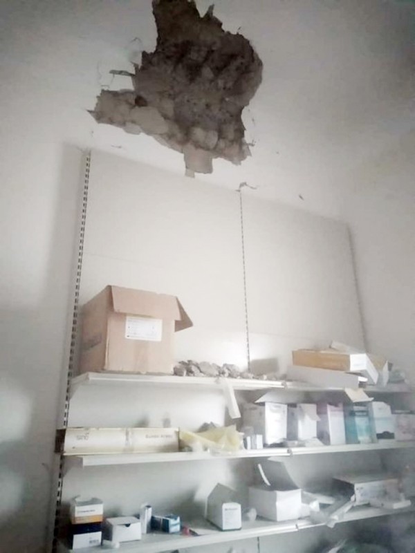 



آثار القصف الحوثي على مستشفى الجفرة في مأرب أمس. (متداولة)