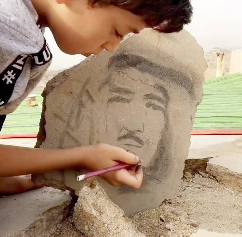 



الطفل شاذي يبدع في رسم صورة الملك سلمان بن عبدالعزيز.