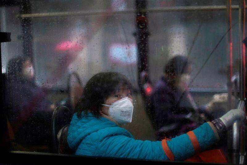 نساء ترتدين كمامات للوقاية من فيروس كورونا في وسط شانغهاي (رويترز)