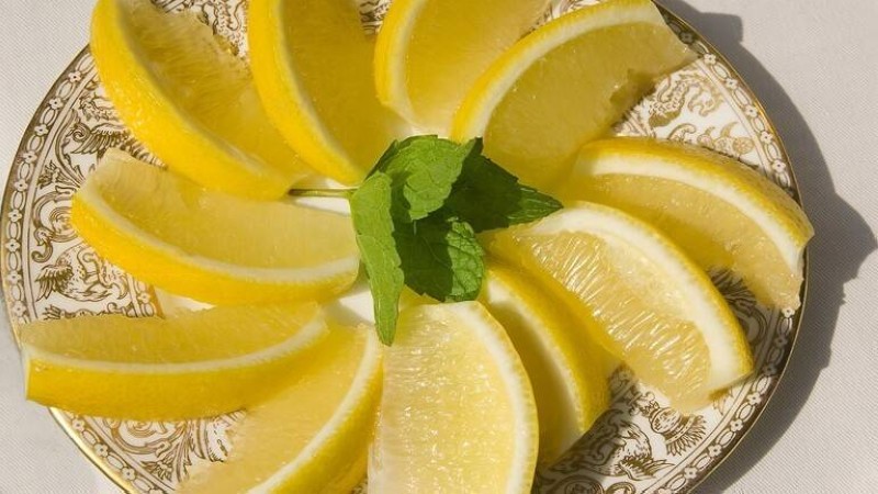 الليمون يدعم التوازن البكتيري الصحي ويحمي الأمعاء