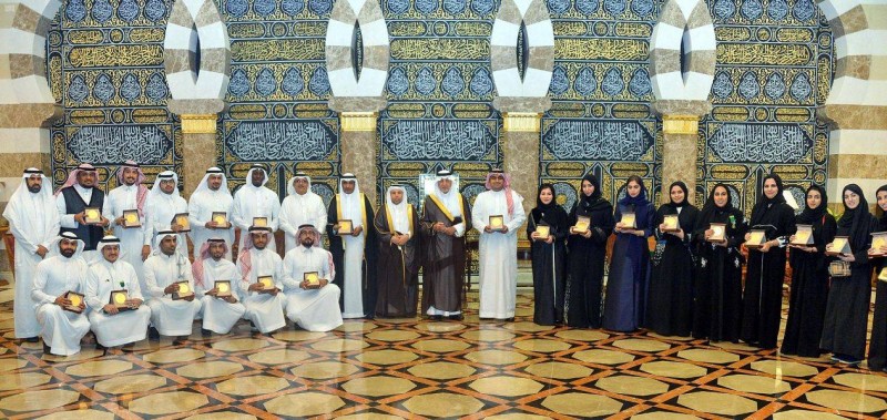 الأمير خالد الفيصل مع المكرمين.