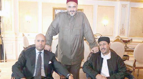 



الصلابي والإرهابي عبدالكريم بلحاج مع سيف الإسلام القذافي.