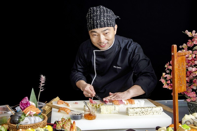 



رئيس الطهاة الياباني «هيرويوكي تاناكا» يقود مطعم ساكورا للتميز.