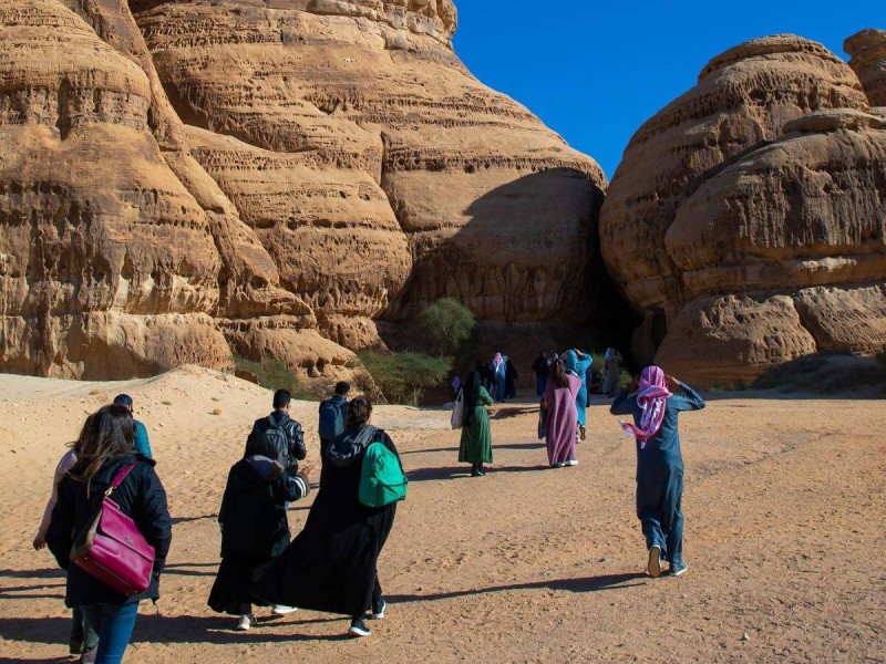 سياح أجانب في منطقة العلا التاريخية. (بلومبيرغ)