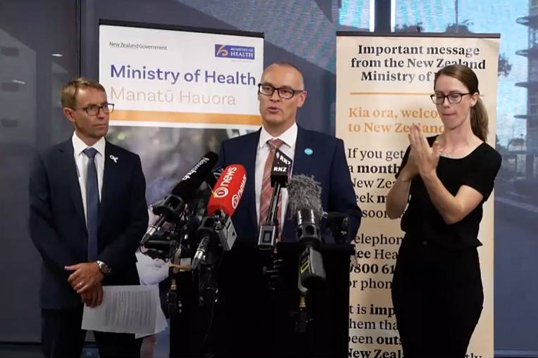 وزير الصحة النيوزيلندي في مؤتمر لكشف مستجدات كورونا.