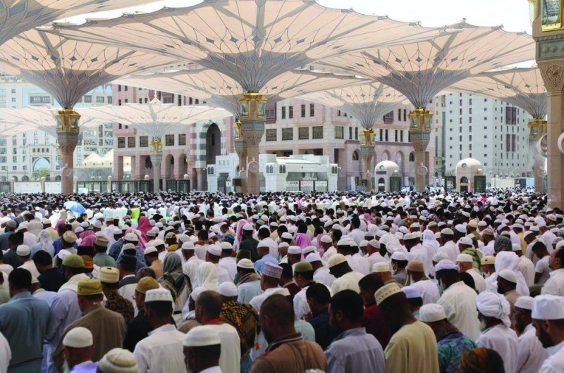 مصلون في المسجد النبوي
