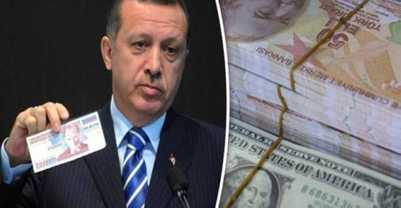 أردوغان ممسكا بورقة نقدية