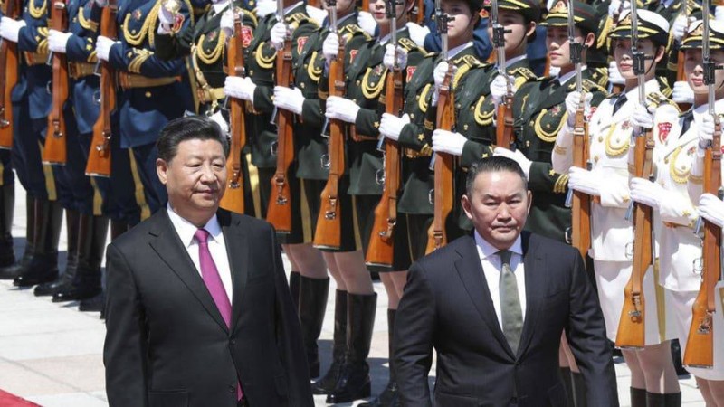 رئيس منغوليا برفقة الرئيس الصيني خلال زيارته بكين.