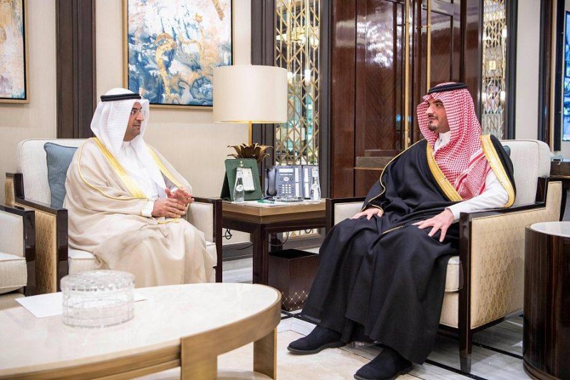 



الأمير عبدالعزيز بن سعود مستقبلا الدكتور نايف الحجرف.