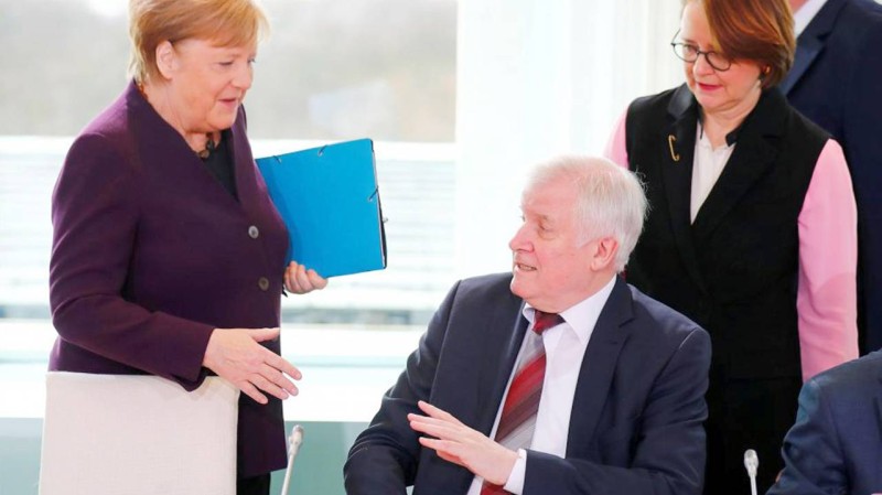 



وزير الداخلية الألماني يرفض مصافحة أنغيلا ميركل.