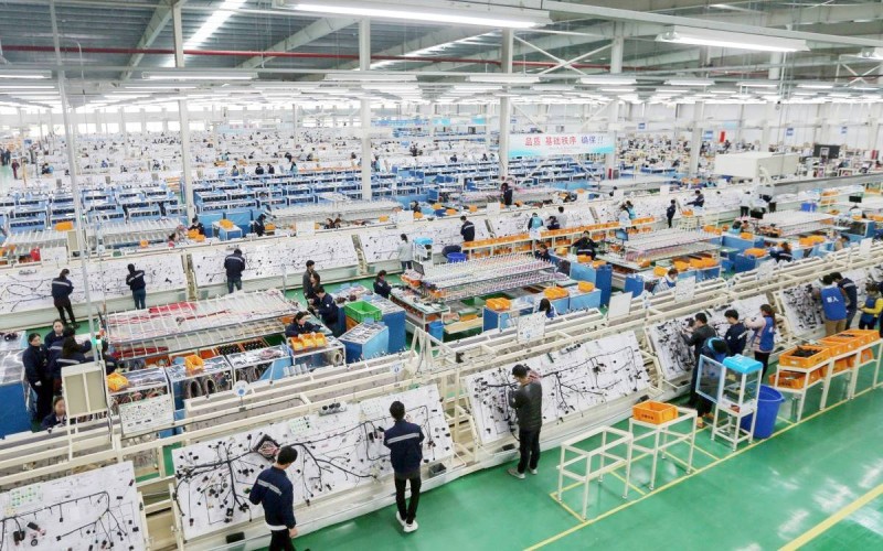 



شهد حجم التجارة الداخلية الصينية تراجعا بنسبة 11%، وفي الصورة عمال بأحد مصانع الصين.