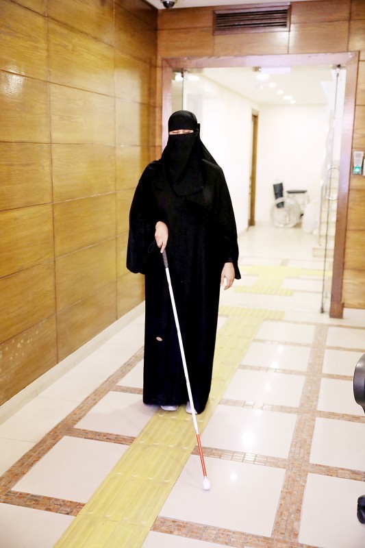 



مرام أبو عقيل تسير بواسطة العصا البيضاء داخل جمعية إبصار الخيرية بجدة.