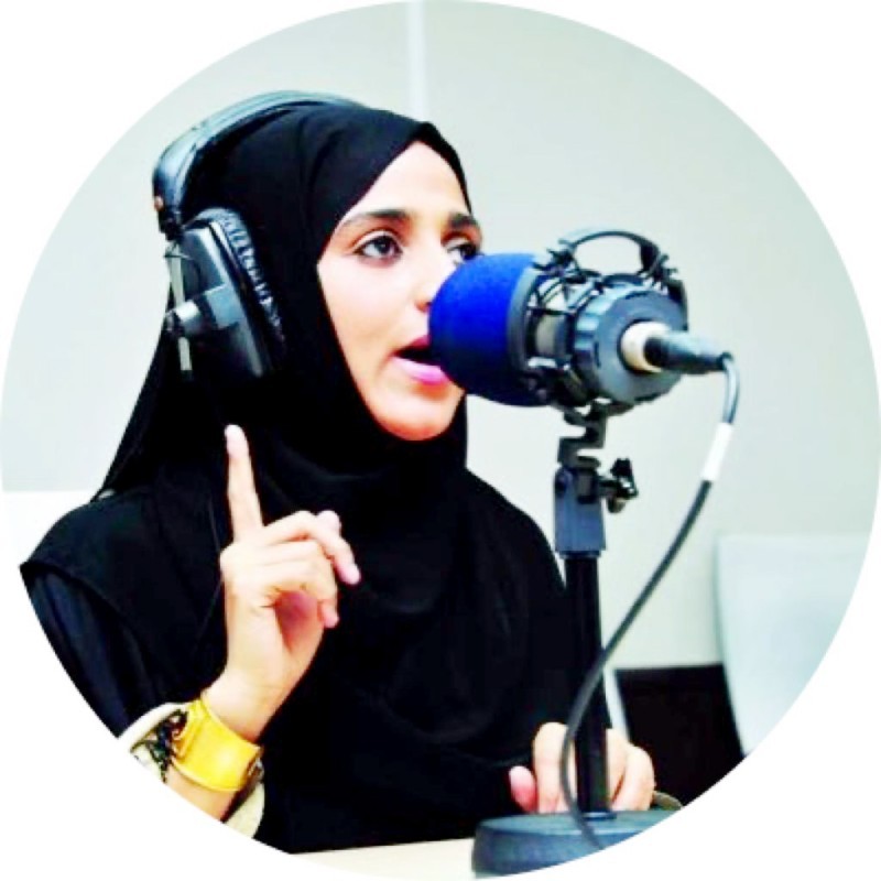 



لولوة العبدالله خلال عملها مذيعة في إذاعة جدة.