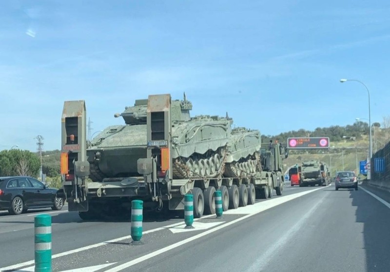 مدرعات عسكرية في طريقها إلى مدريد