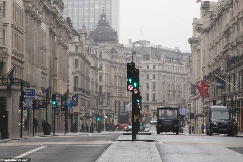 



أحد شوارع لندن أضحى شارع أشباح كما بدا الخميس.