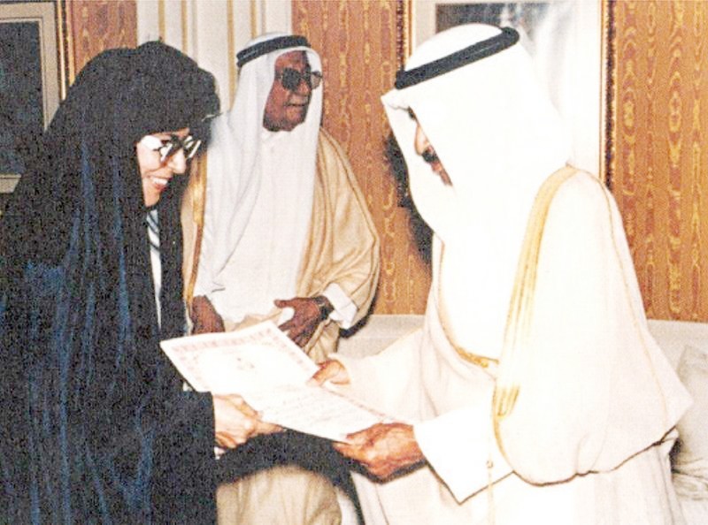 



لولوة مع رئيس الوزراء البحريني الشيخ خليفة بن سلمان في الثمانينات وبينهما الشاعر إبراهيم العريض.