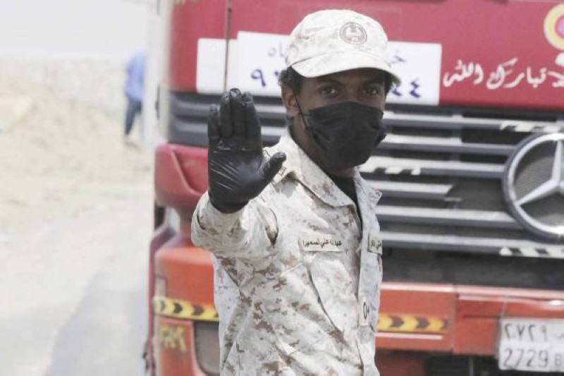 يحافظ رجال الأمن السعوديون على صحة السكان بتطبيق قرار منع التجول. (تصوير: عمرو سلام)