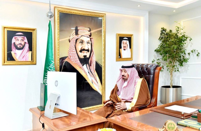 الأمير جلوي بن عبدالعزيز خلال تدشينه مشروعي تطوير مركز القيادة والتحكم.