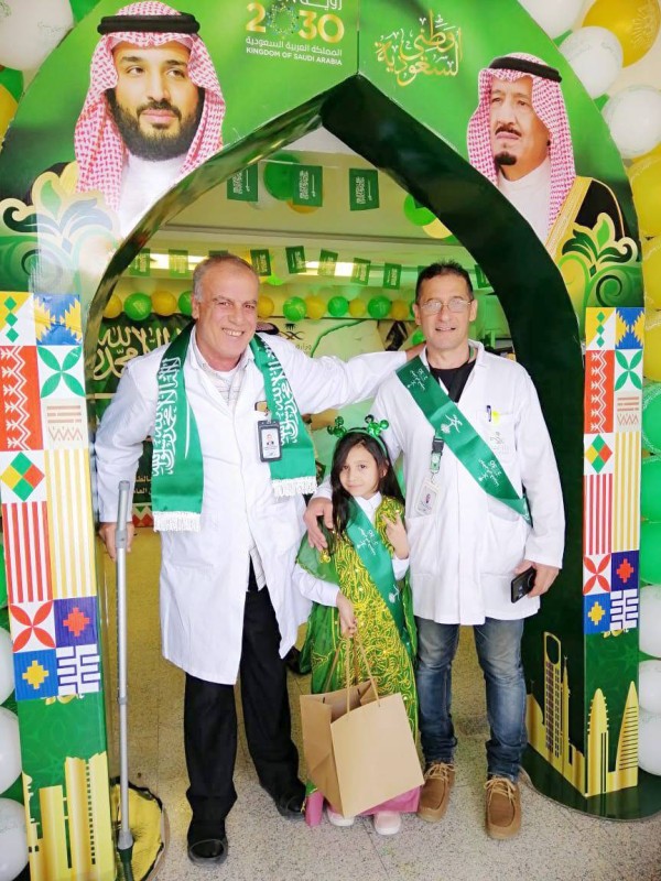 



الدكتور أحمد رشيدات ويبدو على عكازه في احتفالية سابقة لليوم الوطني بمستشفى ميسان.