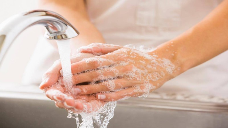 مخاوف «كورونا» تجعل «الموسوسين» يبالغون في غسل اليدين.