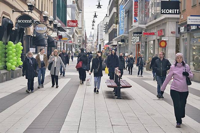 



سوق تجارية وسط العاصمة ستوكهولم مكتظة بالمتسوقين، في 25 مارس الماضي. (أ.ب)