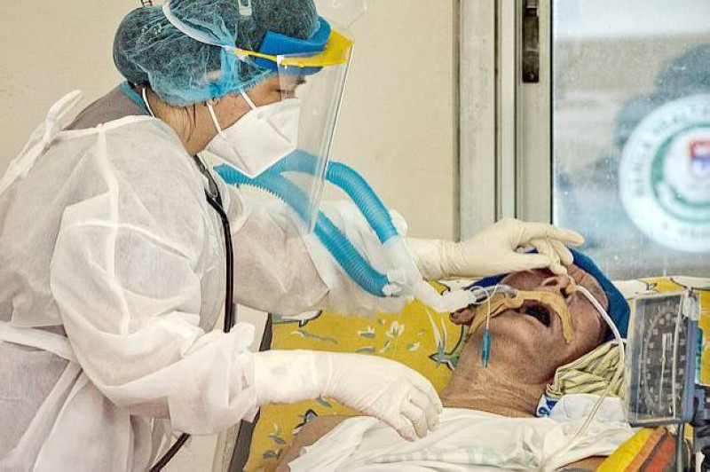 



ممرضة تتفقد مريضا يخضع للتنفس الأنبوبي.