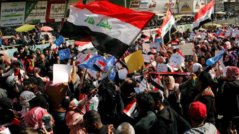 محتجون عراقيون يتظاهرون ضد الطبقة السياسية الحاكمة.( أرشيفية) 