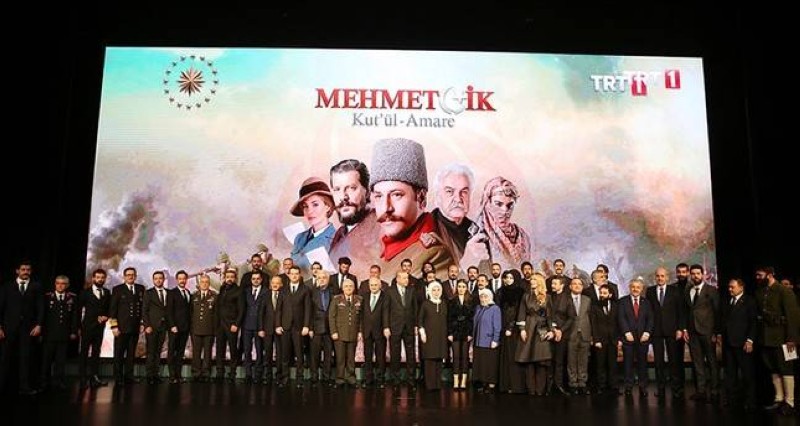 



أردوغان وزوجته خلال حضور الحفل التعريفي لمسلسل «كوت العمارة» التاريخي في يناير 2018.