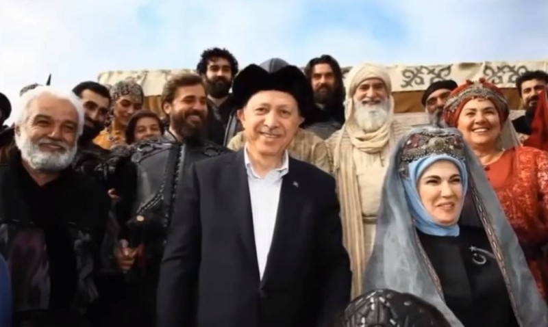 



أردوغان وزوجته في صورة جماعية مع أبطال مسلسل قيامة أرطغرل، خلال حضوره أحد مشاهد التصوير.