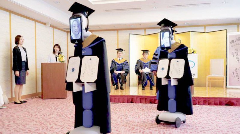 



جامعيون يشاركون في حفل تخرجهم عبر شاشات روبوتات في طوكيو. (رويترز)