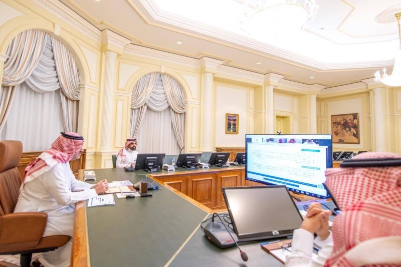 الأمير فيصل بن سلمان أمير المدينة المنورة خلال ترأسه اجتماع اللجنة الرئيسية لدراسة أوضاع سكن العمالة.