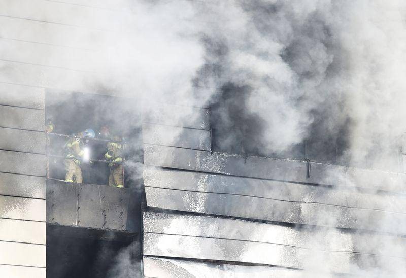 رجال إطفاء يحاولون إخماد حريق شب في موقع بناء مستودع بمدينة إيشيون بكوريا الجنوبية أمس.(رويترز)