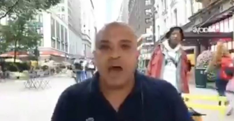 الإخواني المتطرف بهجت صابر أثناء بث احد الفيديوهات التحريضية من مقره في نيويورك، ضد مصر
