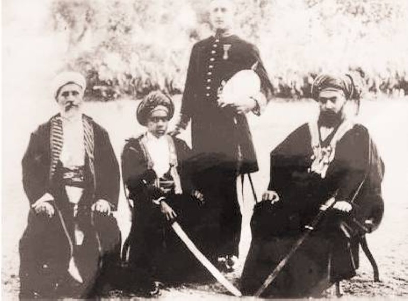 



الجد الأكبر يوسف أحمد الزواوي الأول من اليسار مع السلطان فيصل بن تركي.