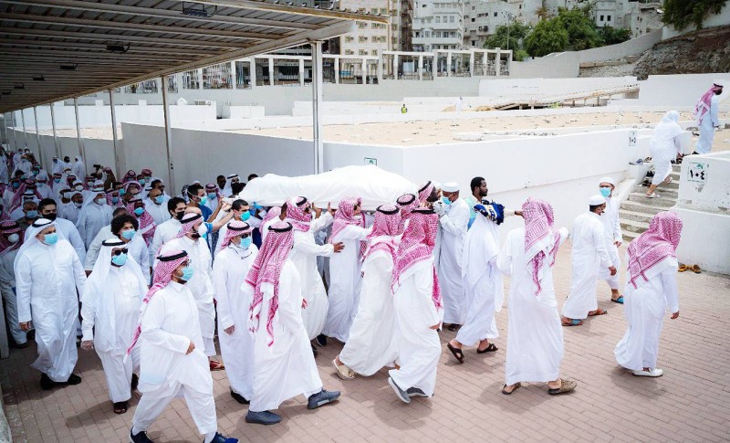 الفقيد على الأكتاف إلى مقبرة المعلاة بعد الصلاة عليه في المسجد الحرام.