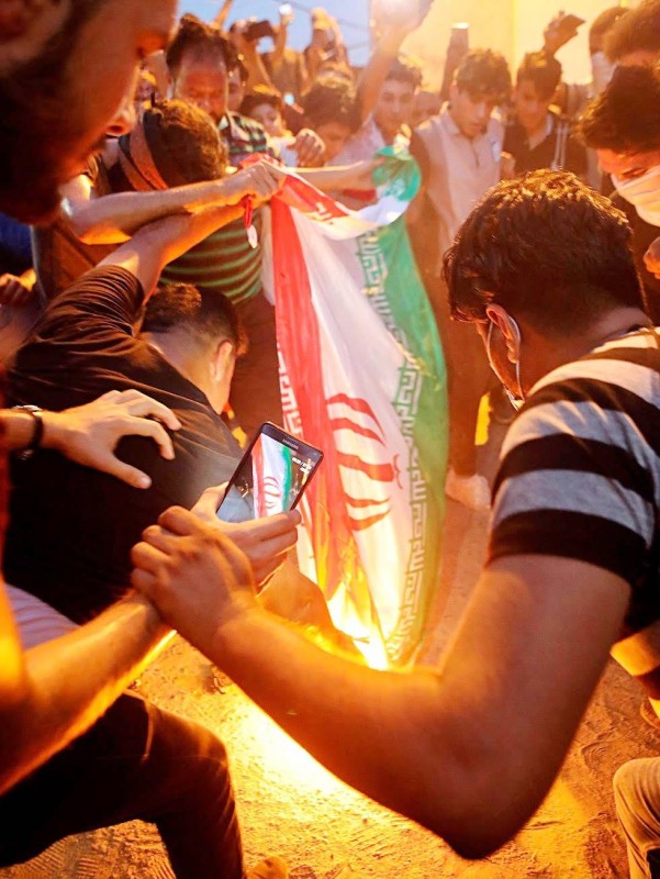 



  إحراق العلم الإيراني في بغداد بداية لإنهاء تبعية العراق للملالي.