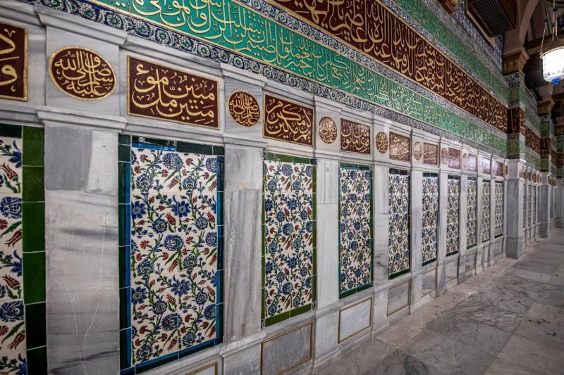 جانب من تنفيذ مشروع ترميم الجدار القبلي بـ«المسجد النبوي»