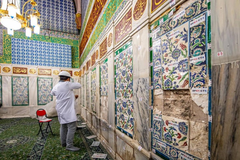 جانب من تنفيذ مشروع ترميم الجدار القبلي بـ«المسجد النبوي»
