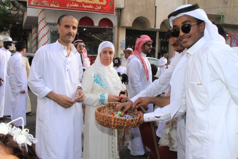 



حتى وقتنا الحاضر كان زوار طيبة الطيبة من غير السعوديين يشاركون سكان المدينة فرحة العيد. (أرشيفية)