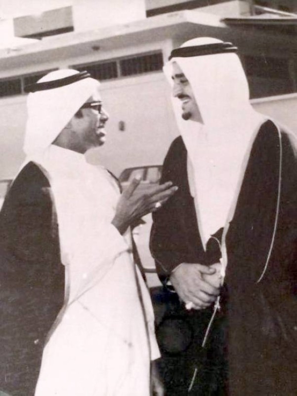 



الملك فهد بن عبدالعزيز متحدثاً لرئيس تحرير عكاظ آنذاك عبدالله عمر خياط.