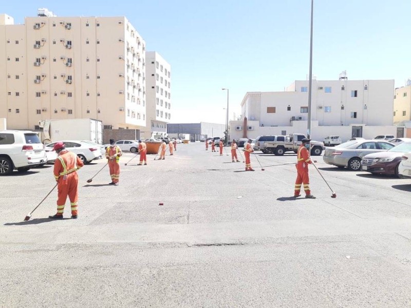 جانب من أعمال النظافة والتطهير والتعقيم لكافة الشوارع والأحياء بالمدينة.