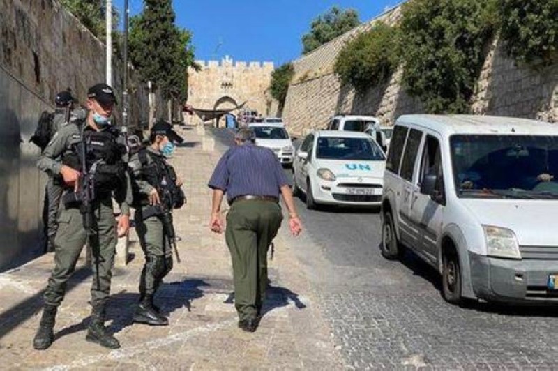 أفراد من شرطة الحدود الإسرائيلية يقومون بتأمين منطقة خارج البلدة القديمة بالقدس، حيث قتلت الشرطة فلسطينيا بالرصاص أمس. (رويترز)